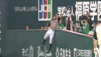 9/30　糸井：一塁観客席へのファウルフライをジャンプし手を伸ばしてスーパーキャッチ!